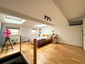 Nowoczesny, dwupoziomowy apartament w centrum by Twój Gospodarz
